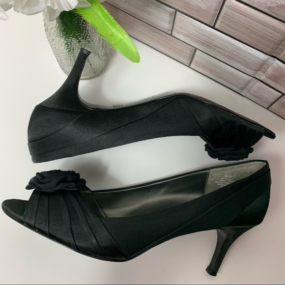 Mootsies Tootsies Black Satin Peep Toe Dress Heels w/Rosette Sz 8.5 - Picture 8 of 13
